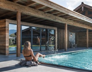 Der Außenpool im Sommer der Alpzitt Chalets in Burgberg.