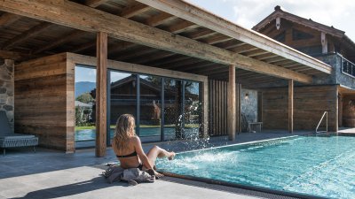 Der Außenpool im Sommer der Alpzitt Chalets in Burgberg.