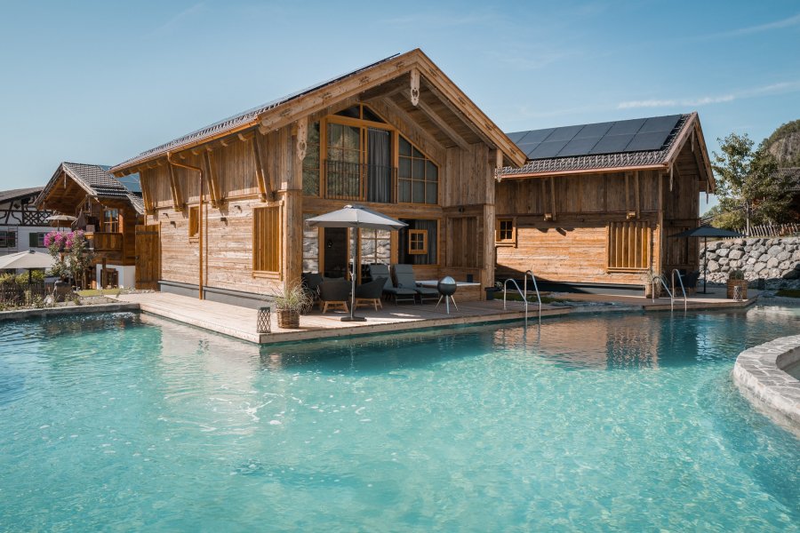 Alpzitt Chalets Außenansicht Sommer Eines der Chalets der Alpzitt Chalets im Dorf in Burgberg.