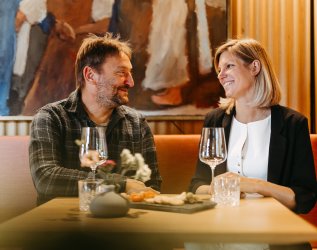 Ein Paar im Restaurant des Hotel Hahnenköpfle in Oberstdorf.