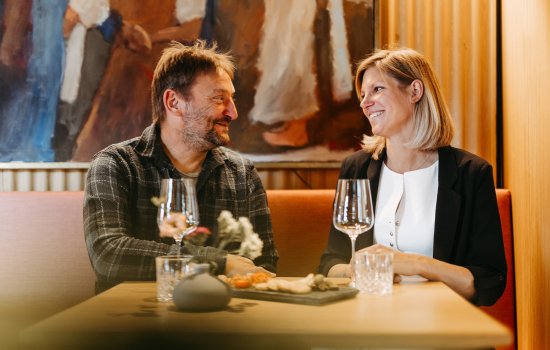 Ein Paar im Restaurant des Hotel Hahnenköpfle in Oberstdorf.