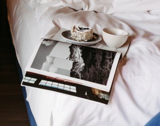 Frühstück im Bett eines Zimmers im Hotel Hahnenköpfle in Oberstdorf.