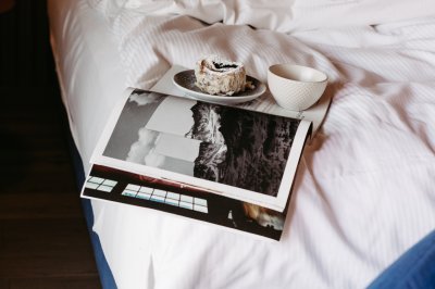 Frühstück im Bett eines Zimmers im Hotel Hahnenköpfle in Oberstdorf.