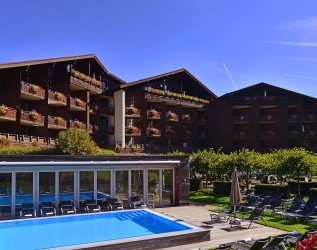 Das Parkhotel Oberstaufen von außen im Sommer.