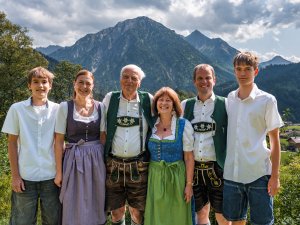 Hoteliersfamilie vor der Bergkulisse im Hotel Prinz-Luitpold-Bad in Bad Hindelang