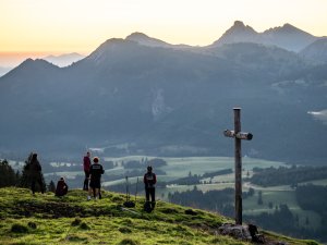 Gipfelkreuz und Aussicht in der Nähe vom Alpin Chalet in Oberjoch