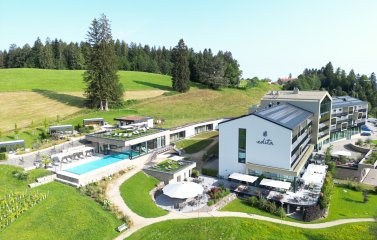 Die Außenansicht im Sommer des Hotel edita in Scheidegg.