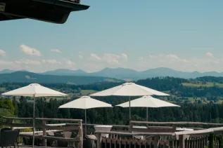 Blick auf die Terrasse im Berghotel Jägerhof in Isny.