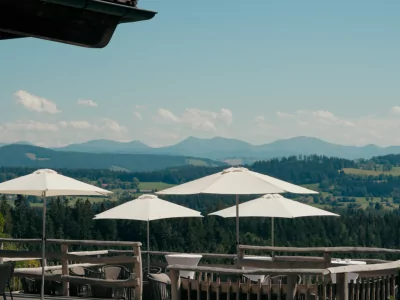 Berghotel Jägerhof Holzterrasse Blick auf die Terrasse im Berghotel Jägerhof in Isny.