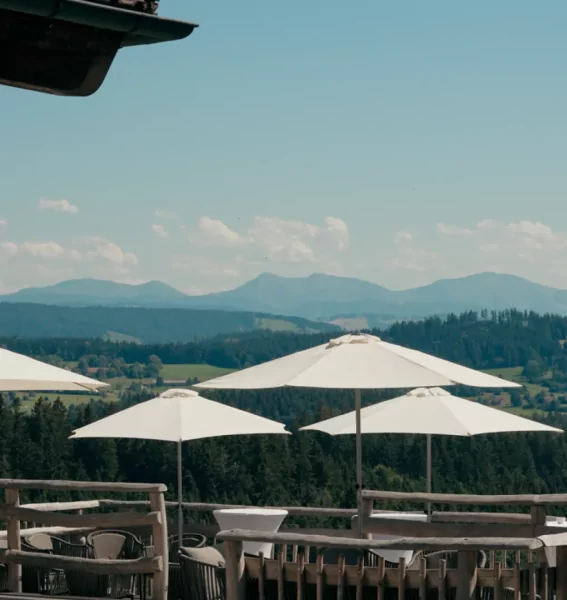 Berghotel Jägerhof Holzterrasse Blick auf die Terrasse im Berghotel Jägerhof in Isny.