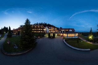 Blick auf das Berghotel Jägerhof in Isny am Abend.