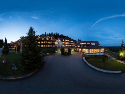 Berghotel Jägerhof Außenansicht am Abend Blick auf das Berghotel Jägerhof in Isny am Abend.
