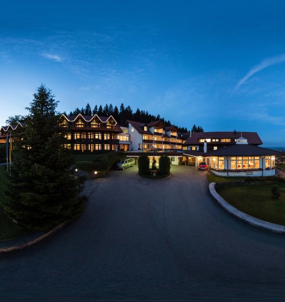 Berghotel Jägerhof Außenansicht am Abend Blick auf das Berghotel Jägerhof in Isny am Abend.