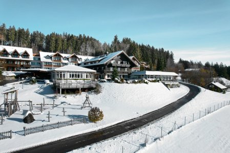 Berghotel Jägerhof Außenansicht Winter Blick auf das Berghotel Jägerhof in Isny im Winter.