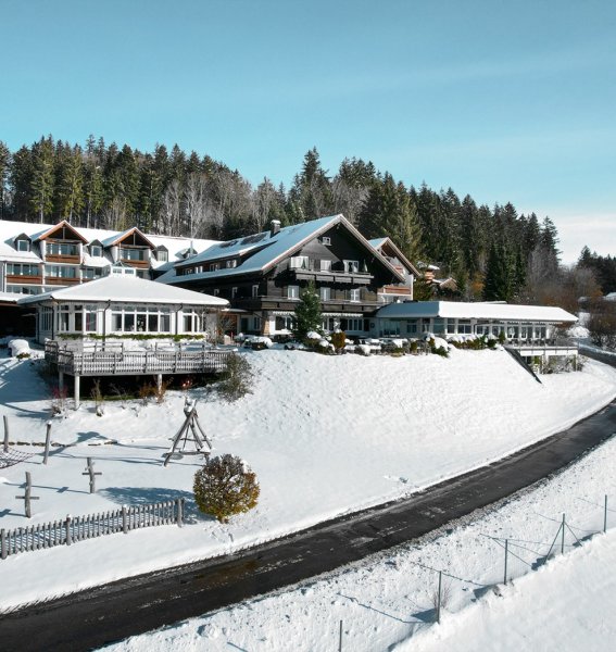 Berghotel Jägerhof Außenansicht Winter Blick auf das Berghotel Jägerhof in Isny im Winter.