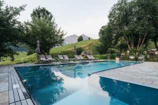 Der Außenpool des Naturhotel Chesa Valisa im Kleinwalsertal.