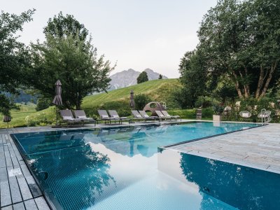 Das Naturhotel Chesa Valisa Außenpool Der Außenpool des Naturhotel Chesa Valisa im Kleinwalsertal.