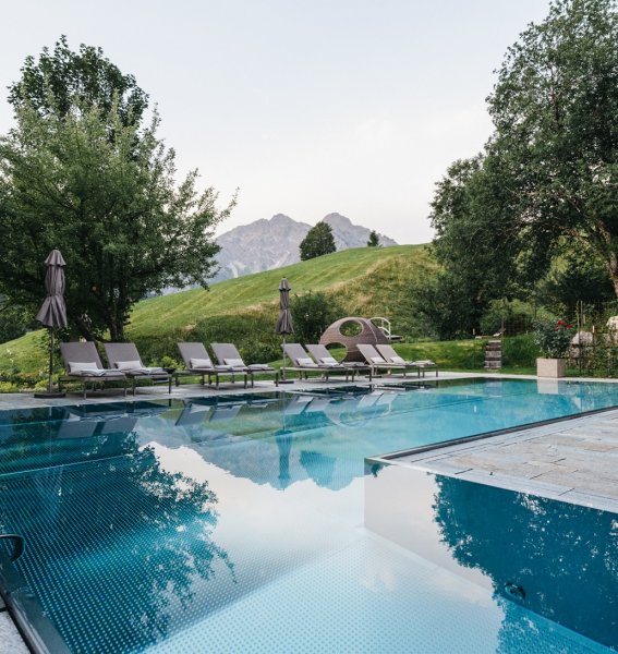 Das Naturhotel Chesa Valisa Außenpool Der Außenpool des Naturhotel Chesa Valisa im Kleinwalsertal.