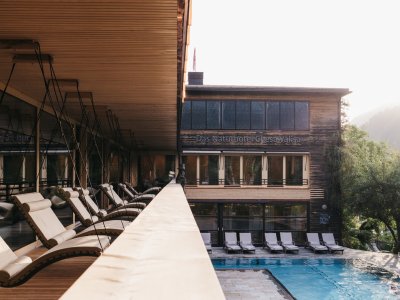 Das Naturhotel Chesa Valisa Scwebeliegen am Pool Blick auf Schwebeliegen am Pool des Naturhotel Chesa Valisa im Kleinwalsertal.