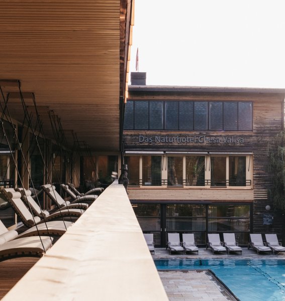 Das Naturhotel Chesa Valisa Scwebeliegen am Pool Blick auf Schwebeliegen am Pool des Naturhotel Chesa Valisa im Kleinwalsertal.