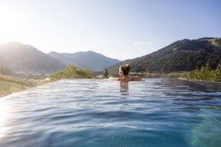 Blick auf den Außenpool im Bio-Berghotel Ifenblick im Kleinwalsertal.