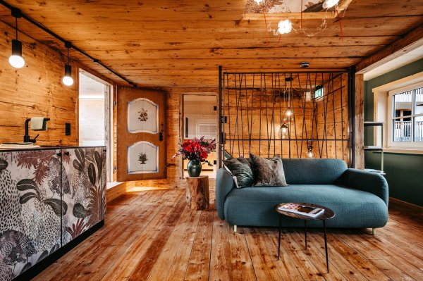 Einblick in einen Wohnraum im Bio-Hotel Oswalda Hus im Kleinwalsertal.