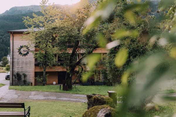 Das Naturhotel Chesa Valisa Sommer Außenfassade Blick auf das Naturhotel Chesa Valisa im Kleinwalsertal.