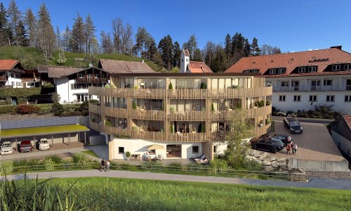 NaturZEIT Außenansicht Sommer Die Außenansicht im Sommer des Hotel NaturZEIT in Füssen.