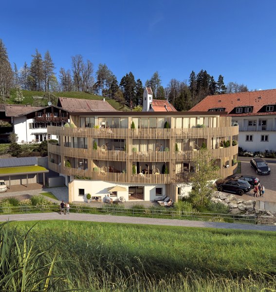 NaturZEIT Außenansicht Sommer Die Außenansicht im Sommer des Hotel NaturZEIT in Füssen.