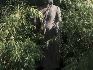 Buddha Statue im Grünen im HUBERTUS Mountain Refugio Allgäu in Balderschwang