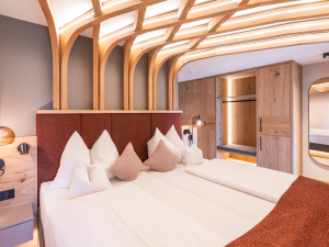 Modern gestaltetes Zimmer im Allgäuhotel Tanneck in Fischen mit Blick auf das Doppelbett