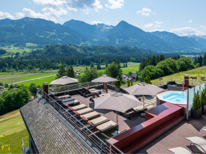 Ausblick vom Allgäuhotel Tanneck in Fischen im Sommer mit Blick auf die Allgäuer Landschaft und Ruheplätze vom Wellnessbereich auf der Terrasse