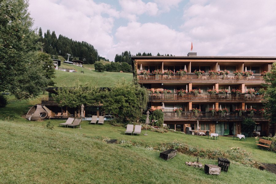 Das Naturhotel Chesa Valisa Außenansicht Sommer Außenansicht vom Das Naturhotel Chesa Valisa in Hirschegg / Kleinwalsertal im Sommer