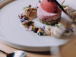 Ansprechend angerichtete Nachspeise im Das Naturhotel Chesa Valisa in Hirschegg / Kleinwalsertal