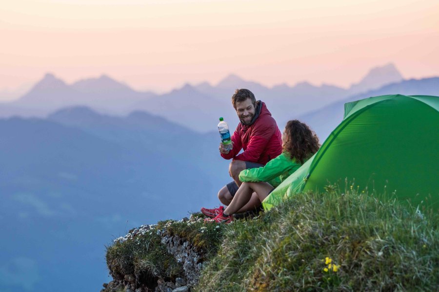 Allgäuer Alpenwasser Gipfelübernachtung Ein Paar übernachtet im Zelt auf einem Gipfel