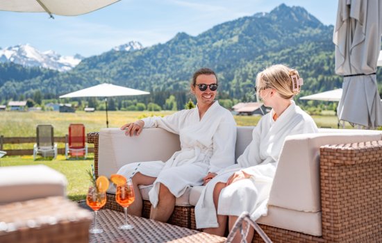 Alpenhof Oberstdorf Terrasse Ein Paar genießt Drinks auf der Terrasse des Alpenhof Oberstdorf in Oberstdorf.