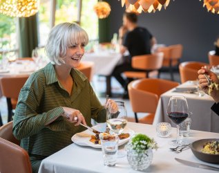 Ein Paar speist im Restaurant des Freiberg Romantik Hotel in Oberstdorf.