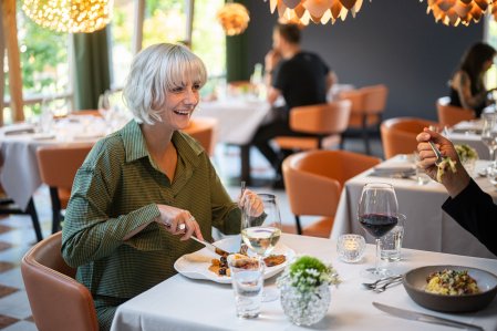 Freiberg Romantik Hotel Restaurant Ein Paar speist im Restaurant des Freiberg Romantik Hotel in Oberstdorf.