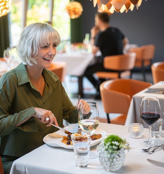 Ein Paar speist im Restaurant des Freiberg Romantik Hotel in Oberstdorf.