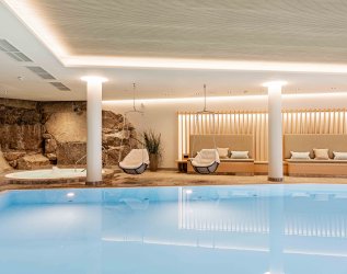 Der Innenpool des Hotel Bayerischer Hof in Oberstaufen.