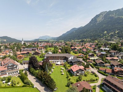 Die Außenansicht von oben im Sommer des Hotel Exquisit in Oberstdorf.