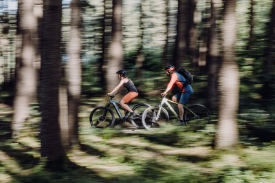 Ein Paar machte ine Fahrradtour durch den Wald beim Hotel Torgheles Wald und Fluh in Balderschwang.
