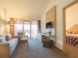 Einblick in eines der Zimmer im Hotel Exquisit in Oberstdorf mit einem eigenen Wohn- und Schlafbereich