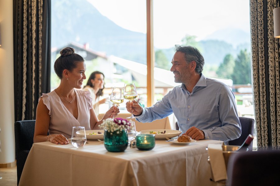 Hotel Exquisit Restaurant Ein Paar genießt das Essen im Hotel Exquisit in Oberstdorf