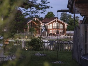 Die Außenansicht der Alpzitt Chalets in Burgberg in Abendlicht