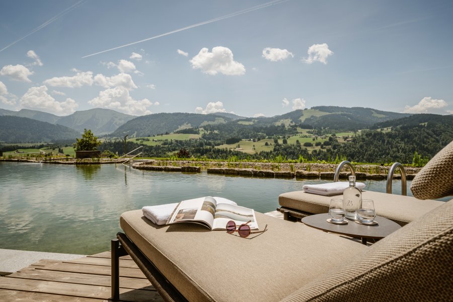 Bergkristall Mein Resort im Allgaeu Natursee Zwei Liegen vor dem Natursee im Bergkristall - Mein Resort im Allgäu in Oberstaufen