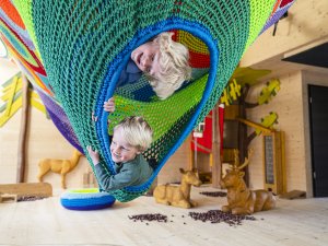 Kinder spielen in der Spielhütte im Familotel Allgäuer Berghof in Gunzesried