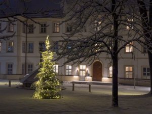 Außenansicht vom Kloster Irsee in Irsee im Winter am Abend