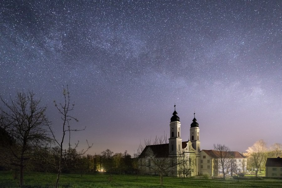 Kloster Irsee Außenansicht Abendstimmung Außenansicht vom Kloster Irsee in Irsee am Abend und von weiter weg