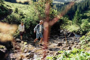 Ein Paar beim Wandern in der Nähe des A-ROSA Ifen Hotel Kleinwalsertal.